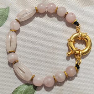 pulsera de cuarzo rosa tallado con cierre acero dorado