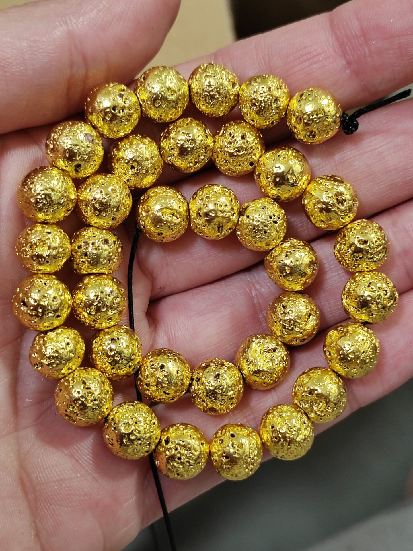 36 cuentas lava doradas 8mm