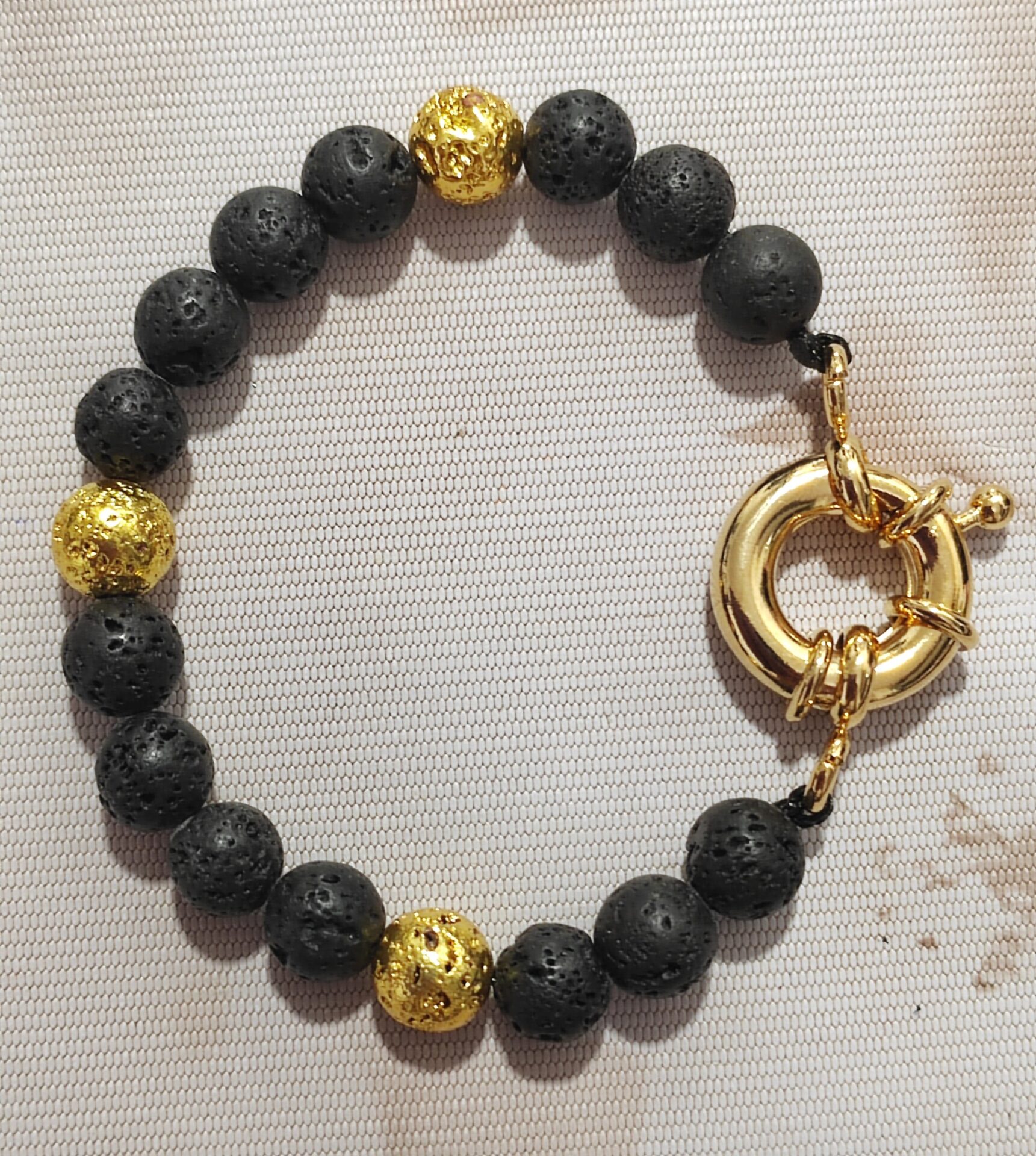 pulsera de lava con cierre dorado