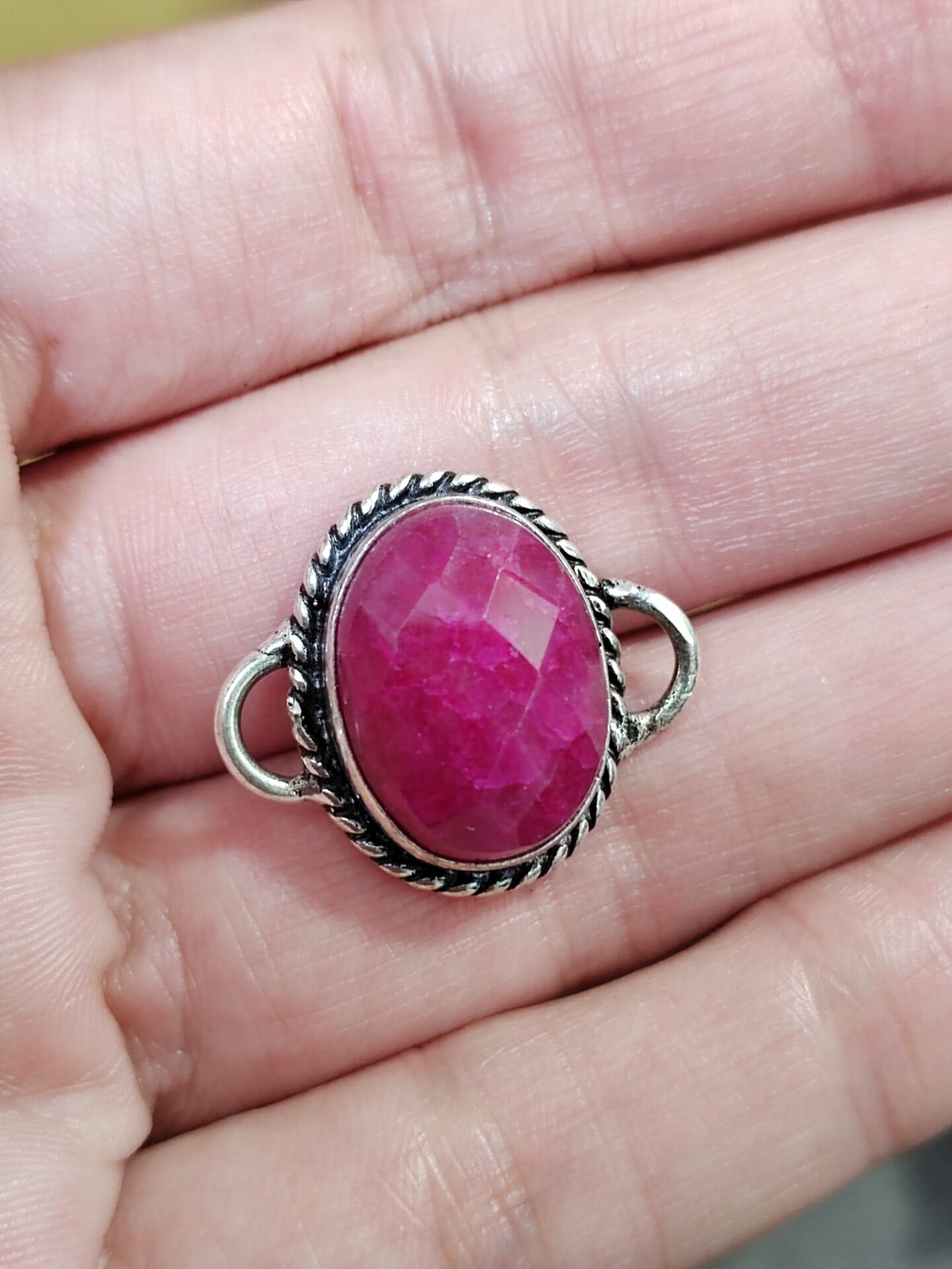 conector de piedra rubí 23x20mm