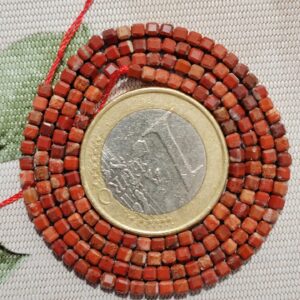 1 hilo de jaspe rojo cúbico facetadas 2,5mm
