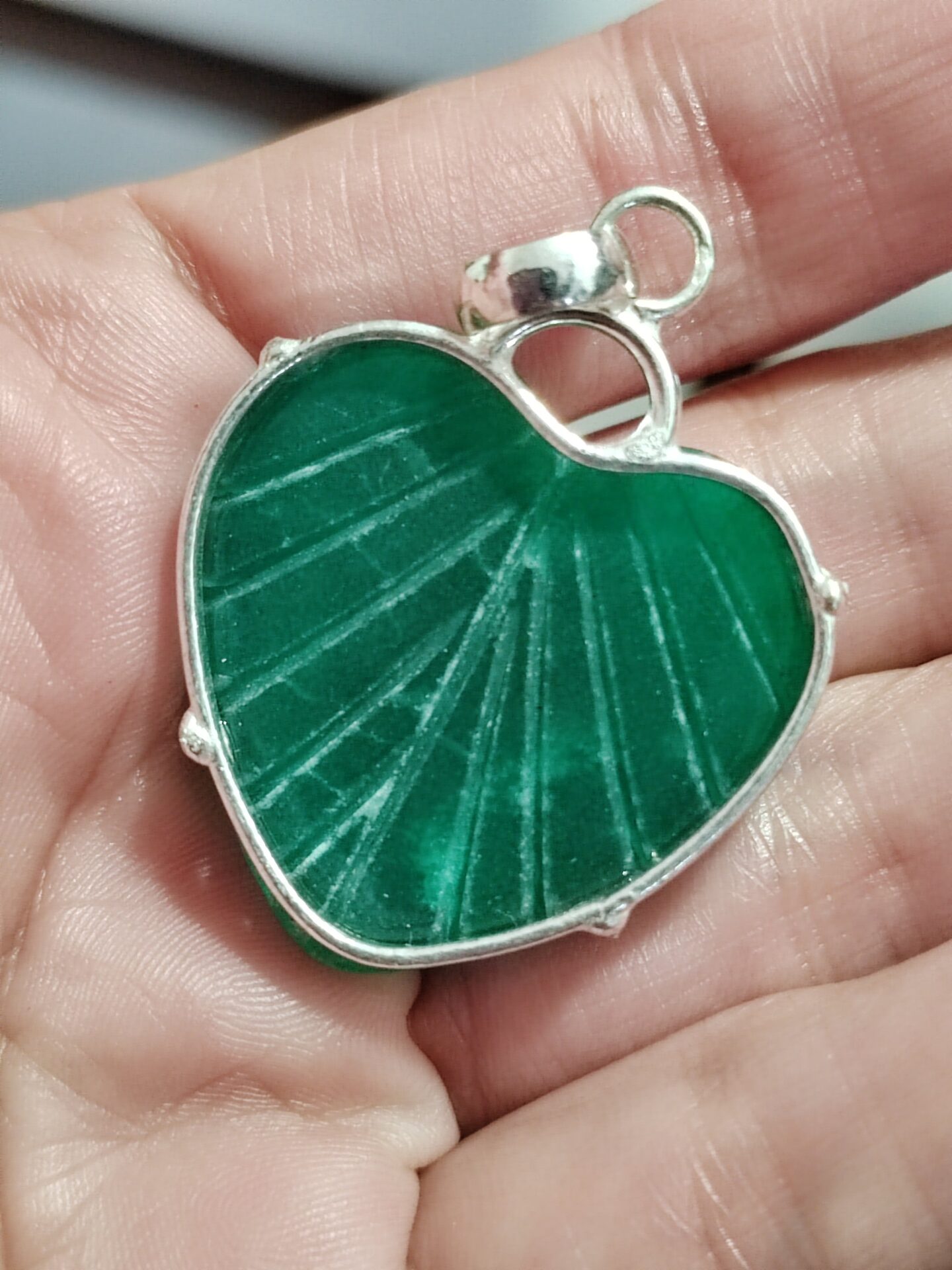 colgante de esmeralda tallada - Imagen 3