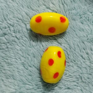 1 cuenta murano amarillo lunares rojos 19mm