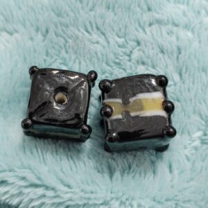 1 cuenta cuadrada de murano negro rayas