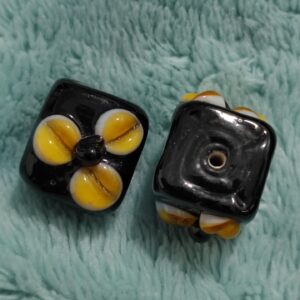 1 cuenta cuadrada murano negro con flor 14mm