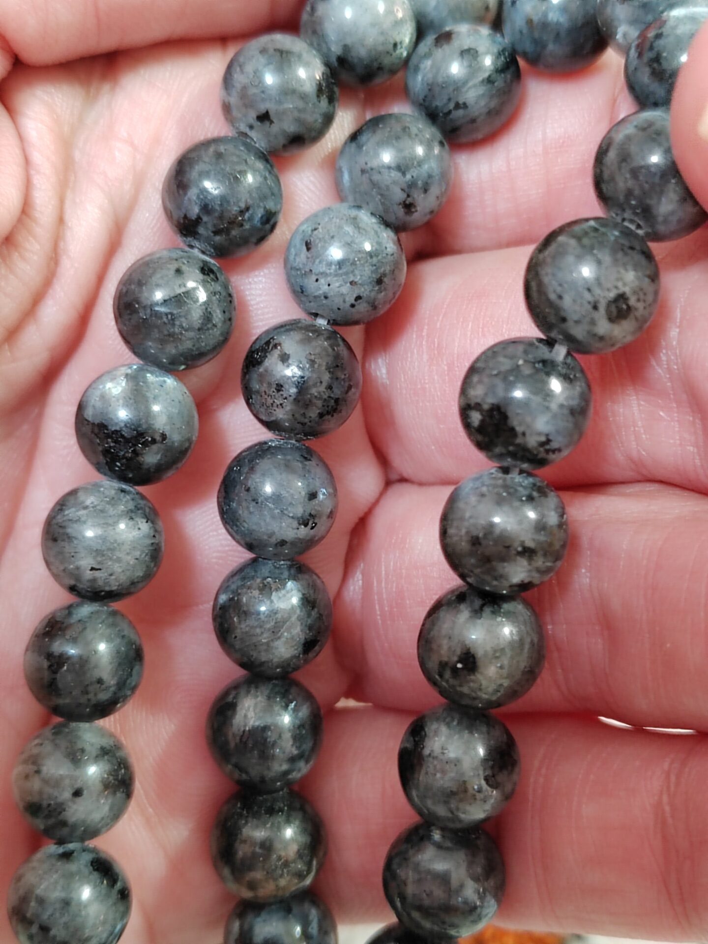 1 hilo de labradoritas negras o Larvikita 8mm