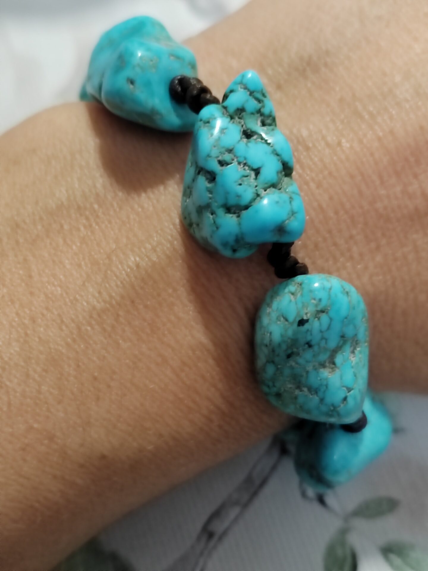 pulsera de turquesas y lapislázuli en cuero