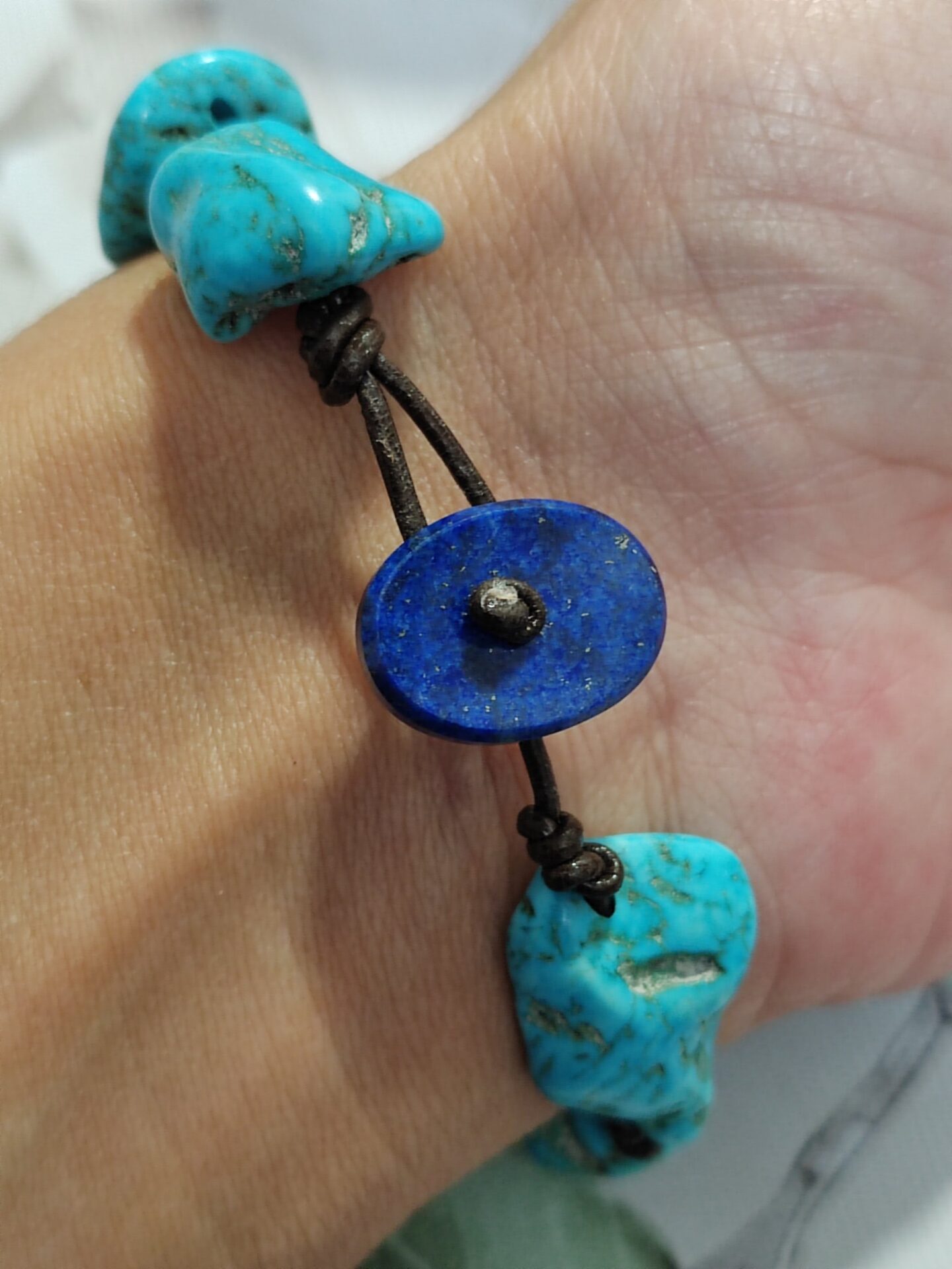 pulsera de turquesas y lapislázuli en cuero - Imagen 3