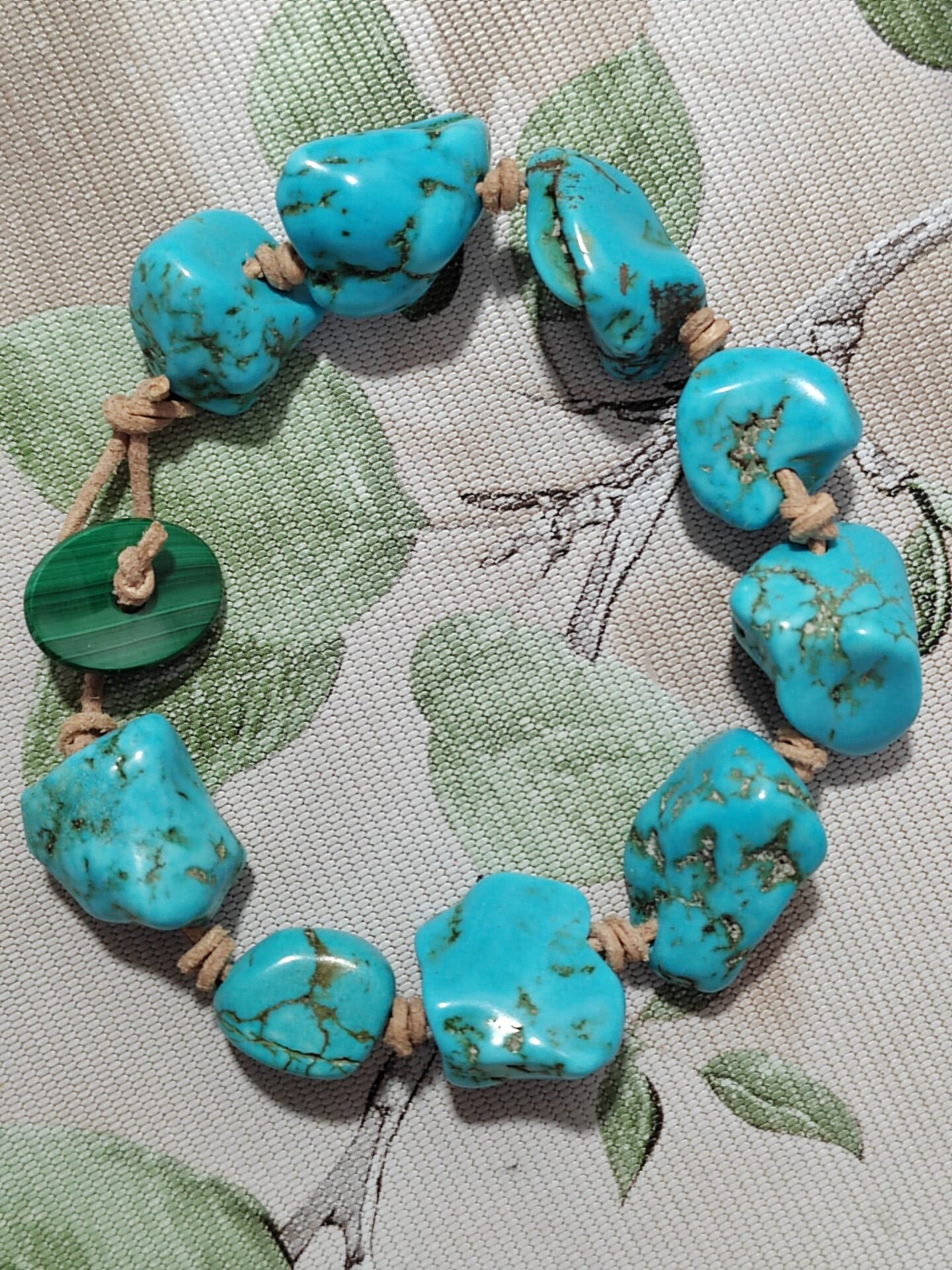 Pulsera de turquesas irregulares y malaquita en cuero - Imagen 2