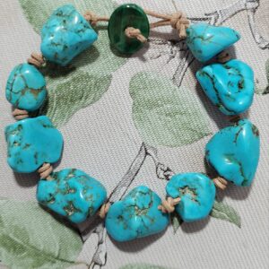 Pulsera de turquesas irregulares y malaquita en cuero