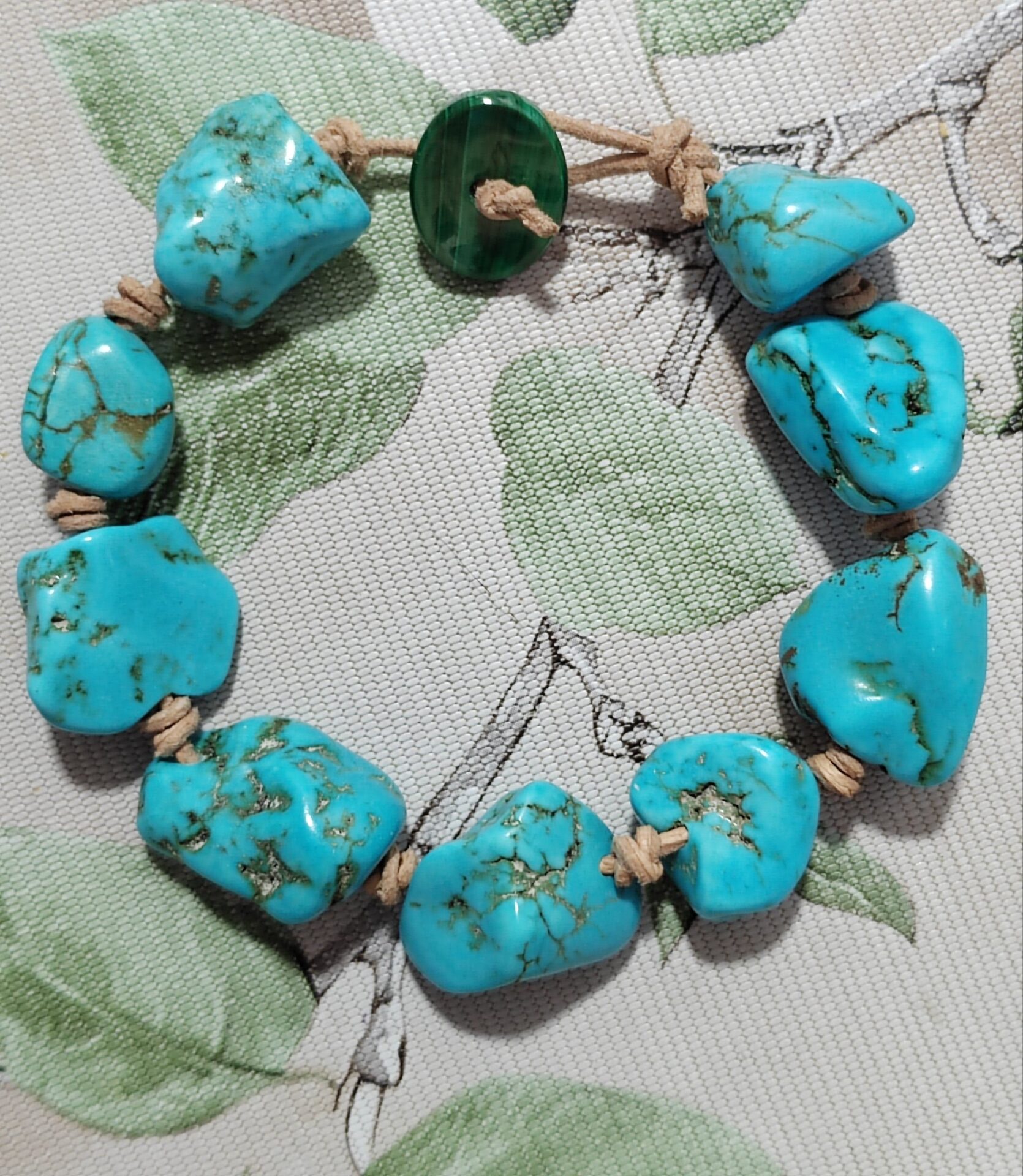 Pulsera de turquesas irregulares y malaquita en cuero