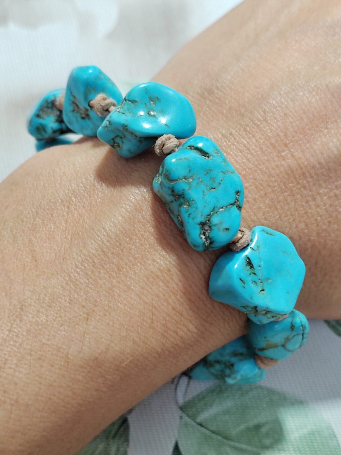 Pulsera de turquesas irregulares y malaquita en cuero - Imagen 3
