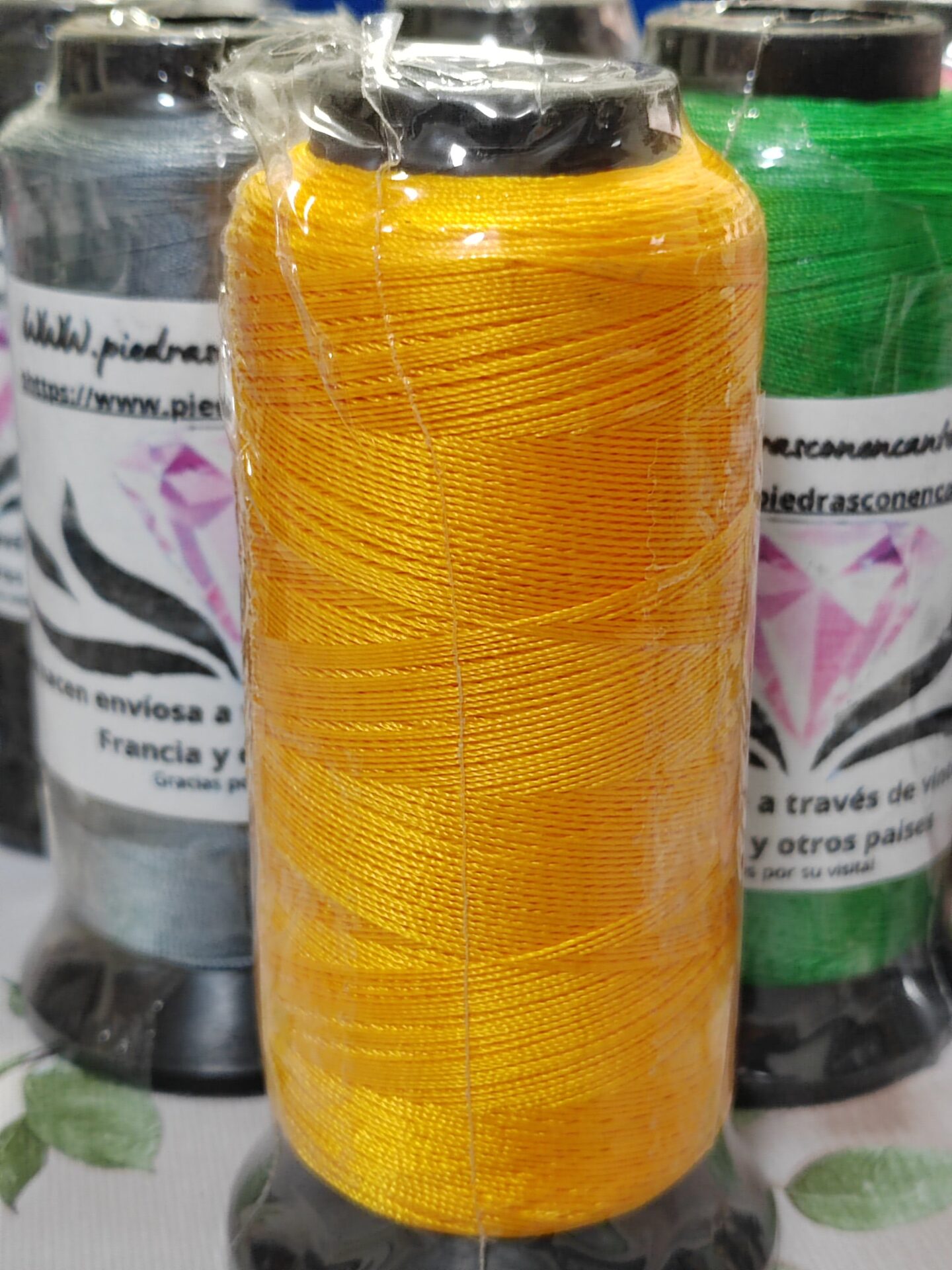 Bobina hilo amarillo para enfilado