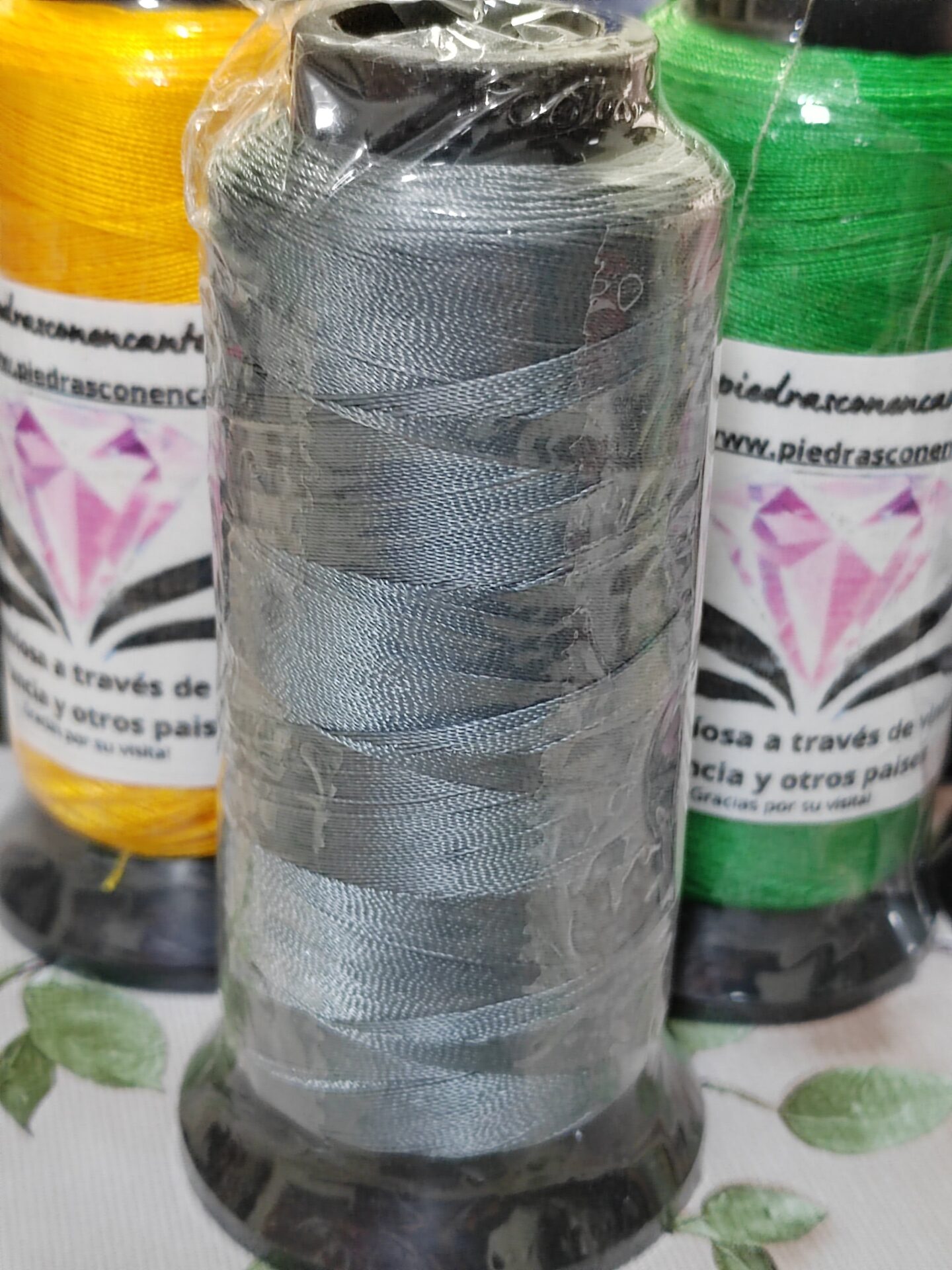 Bobina hilo gris para enfilar