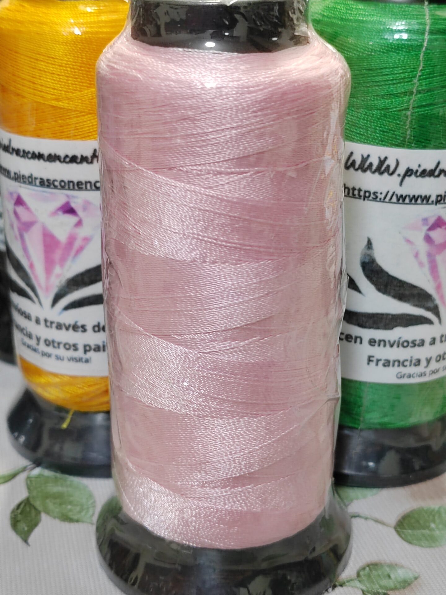 Bobina hilo rosa para enfilado