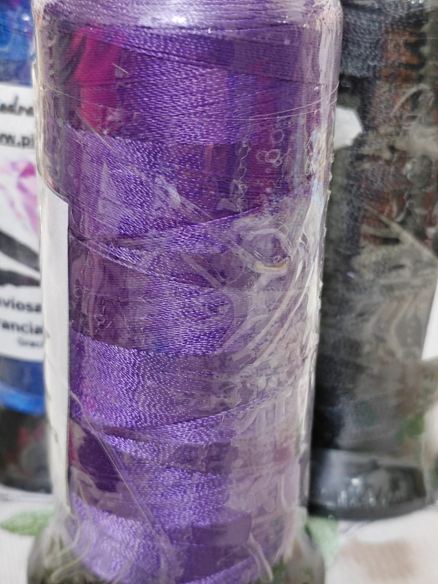 Bobina hilo morado para enfilar