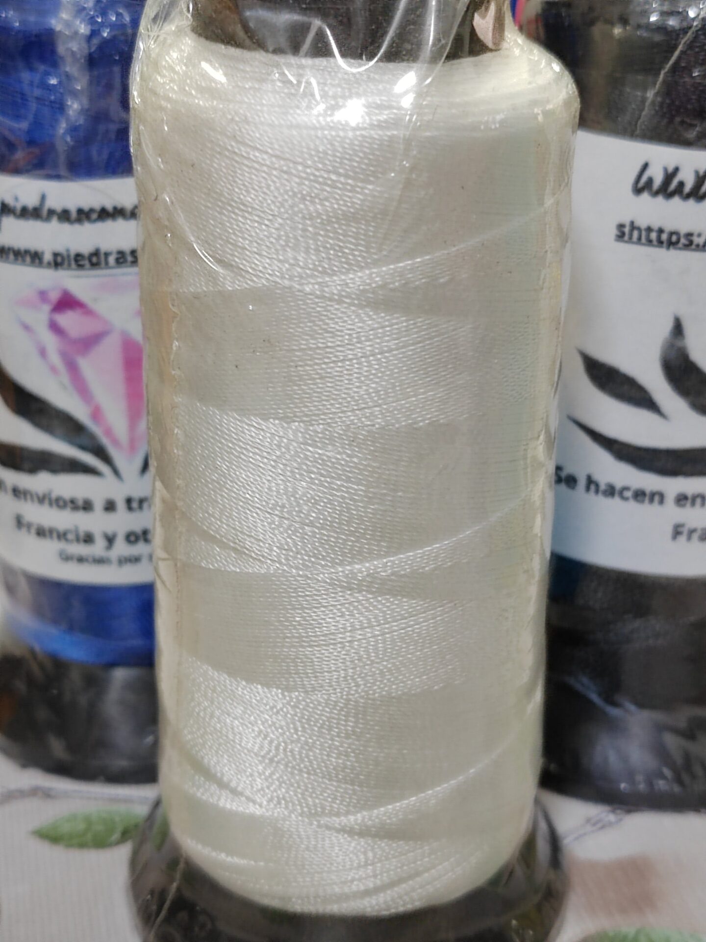 bobina de hilo de enfilado blanco